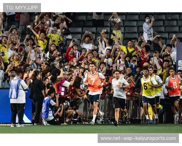 现场火爆:球迷热情支持下的疯狂场面,足球球迷现场 现场火爆:球迷热情支持下的疯狂场面,足球球迷现场